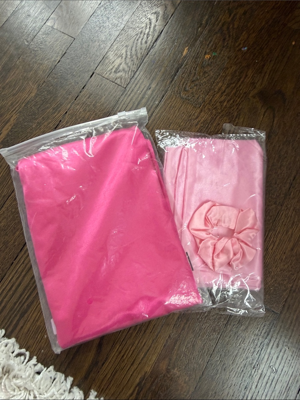 2 pc Hot Pink Satin pillowcases+ 2 Light Pink Satin Pillowcases and scrunchie!